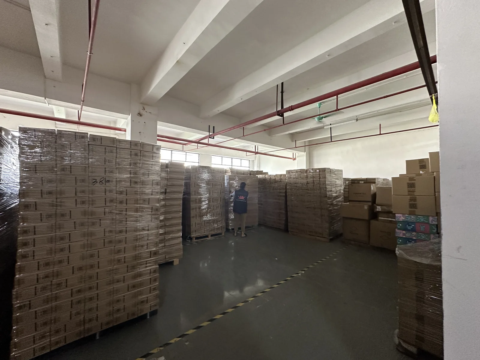 Bulk ecommerce inventory stored on pallets in FriendDropshipping warehouse