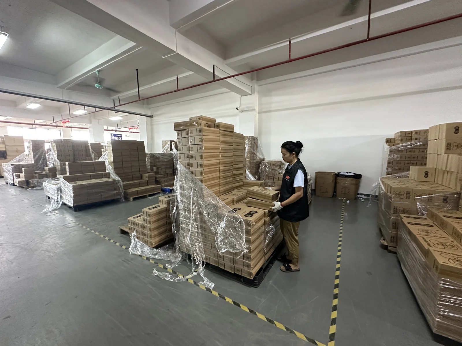 FriendDropshipping warehouse staff checking inbound cartons before storage